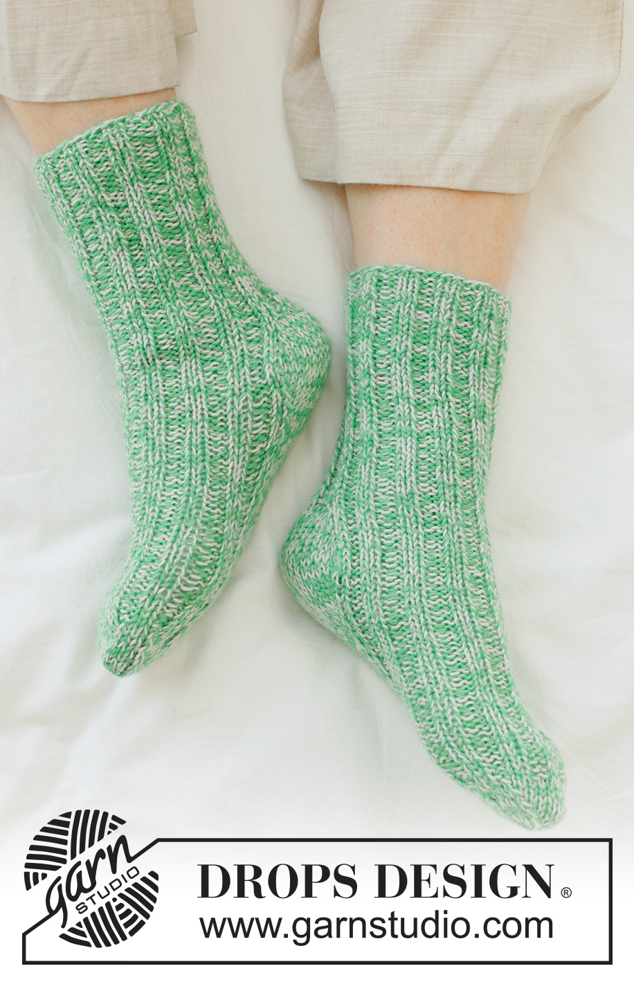 Speckled Moss Socks / DROPS 265-31 - Calze lavorate ai ferri in 2 capi di DROPS Fabel. Lavorate dall’alto in basso a coste e tallone a diamante. Taglie: 24 – 43.