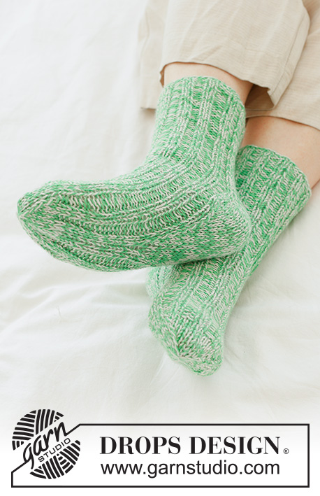 Speckled Moss Socks / DROPS 265-31 - Calze lavorate ai ferri in 2 capi di DROPS Fabel. Lavorate dall’alto in basso a coste e tallone a diamante. Taglie: 24 – 43.