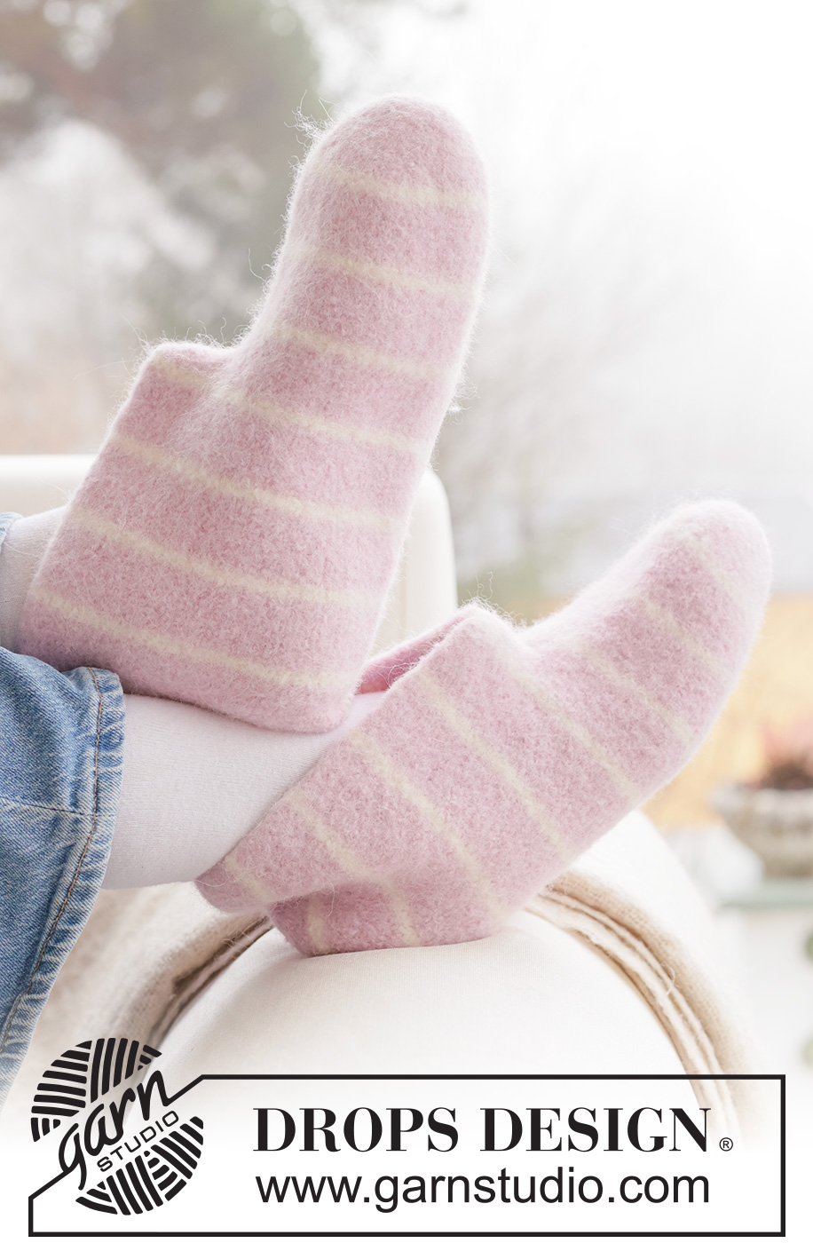 Pink Puff Slippers / DROPS 265-32 - Kötött és nemezelt lábbeli DROPS Nepal fonalból A darabot oda-vissza haladva készítjük csíkokkal. 26 - 43-as méretben. Téma: Húsvét