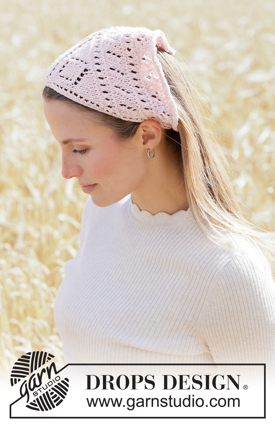 Rosy Rhythm Bandana / DROPS 265-5 - Neulottu huivi / bandana-huivi DROPS Cotton Merino -langasta. Työssä on pitsineuletta ja i-cord-reunus.