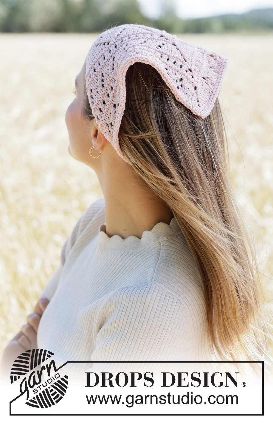 Rosy Rhythm Bandana / DROPS 265-5 - Neulottu huivi / bandana-huivi DROPS Cotton Merino -langasta. Työssä on pitsineuletta ja i-cord-reunus.