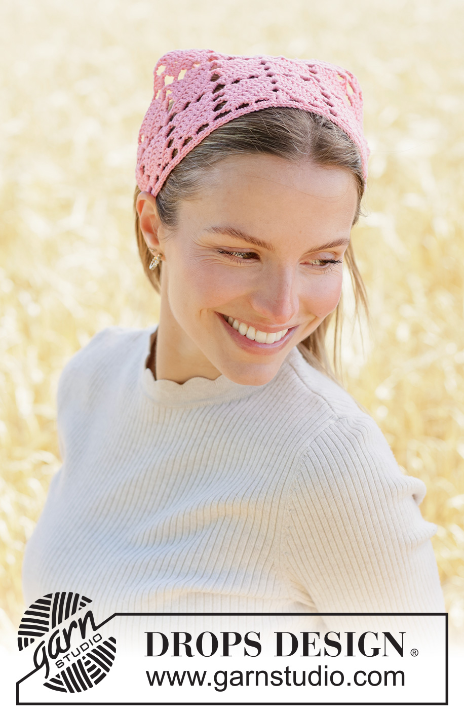 Soft Rose Bandana / DROPS 265-6 - Virkattu huivi / bandana-huivi DROPS Safran-langasta. Työ virkataan tasona ja työssä on pitsikuvioita.