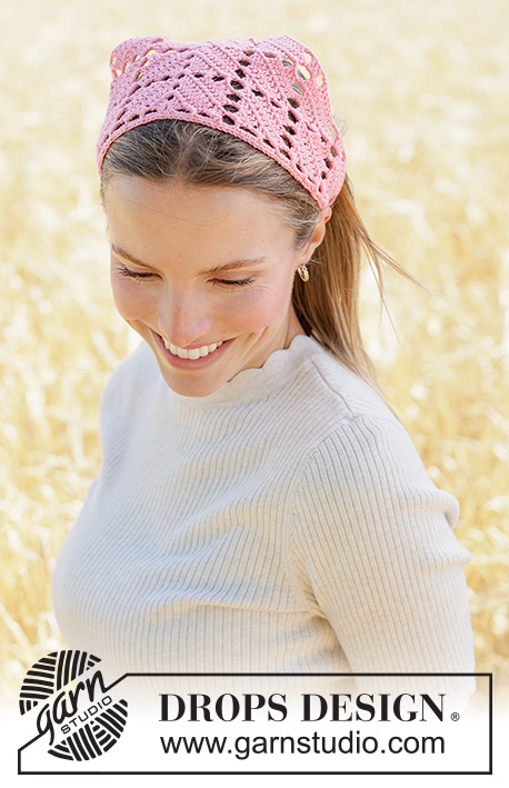 Soft Rose Bandana / DROPS 265-6 - Virkattu huivi / bandana-huivi DROPS Safran-langasta. Työ virkataan tasona ja työssä on pitsikuvioita.