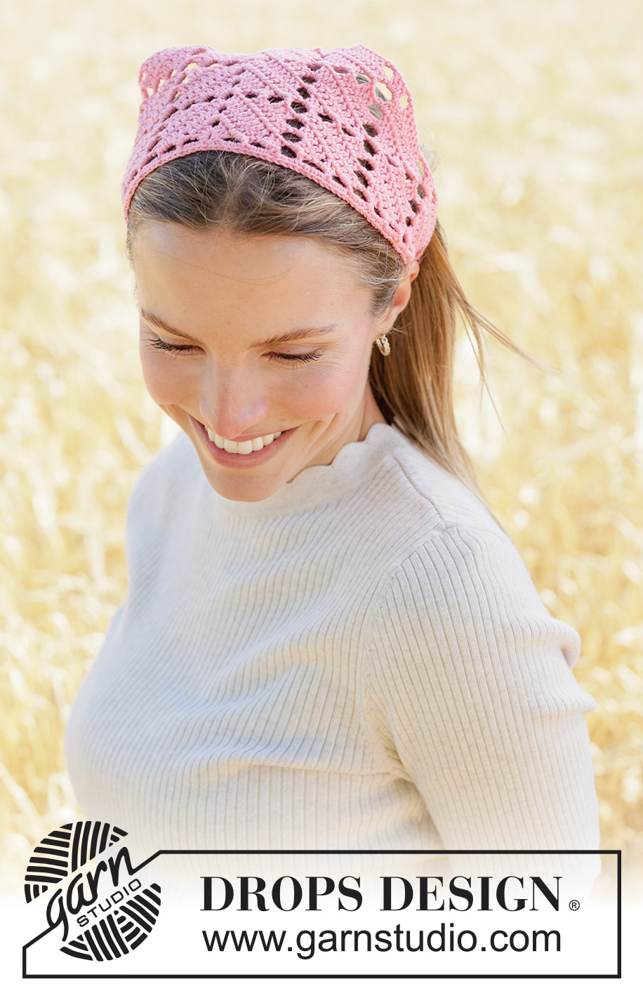 Soft Rose Bandana / DROPS 265-6 - Virkattu huivi / bandana-huivi DROPS Safran-langasta. Työ virkataan tasona ja työssä on pitsikuvioita.