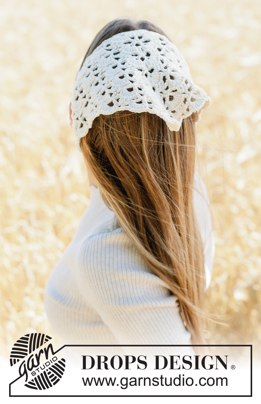 Moon Dust Bandana / DROPS 265-7 - Virkattu huivi / bandana-huivi DROPS Cotton Merino -langasta. Työ virkataan tasona ja työssä on viuhkakuvioita.