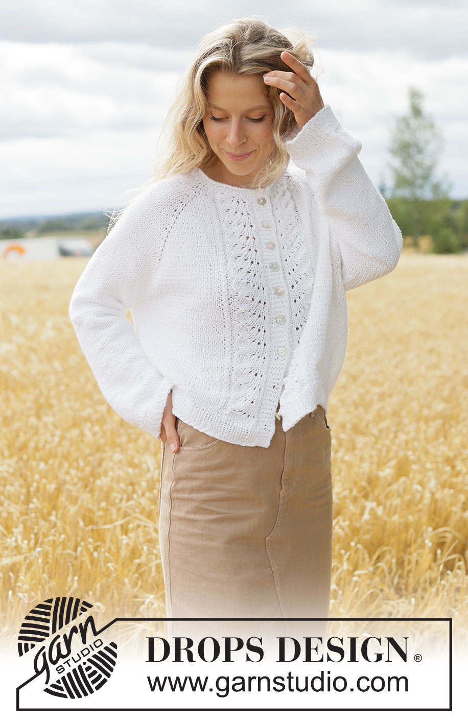 White Dreams Cardigan / DROPS 266-12 - Ylhäältä alas neulottu jakku DROPS Paris-langasta. Työssä on raglanlinjat, sileää neuletta ja aaltokuvioita. Koot XS - XXXL.