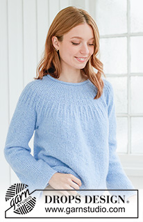 Blue Ray Sweater / DROPS 266-28 - Pulovr s kruhovým sedlem, plastickým vzorem a dutinkou pletený shora dolů z příze DROPS Air. Velikost XS – XXXL.