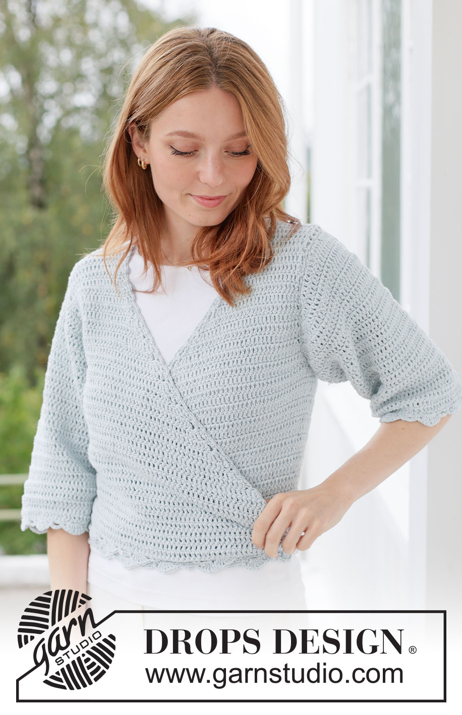 Blue Country Wrap / DROPS 266-4 - Ylhäältä alas virkattu jakku DROPS Belle-langasta. Työssä on ¾-pituiset hihat, kietaisuosa, pylväitä, viuhkareunus ja solmimisnauhat. Koot XS - XXXL.