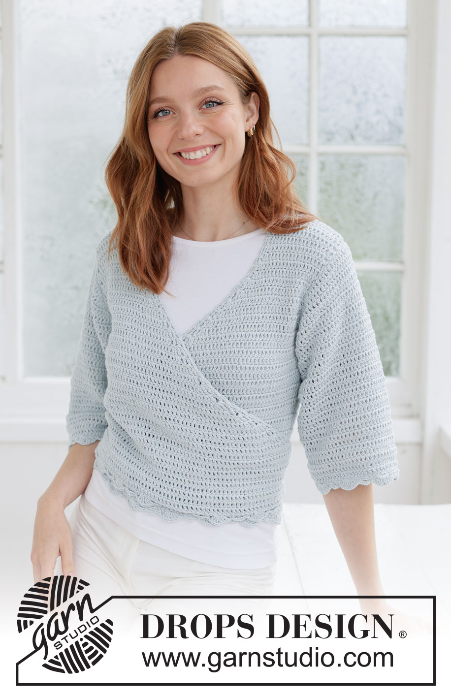 Blue Country Wrap / DROPS 266-4 - Ylhäältä alas virkattu jakku DROPS Belle-langasta. Työssä on ¾-pituiset hihat, kietaisuosa, pylväitä, viuhkareunus ja solmimisnauhat. Koot XS - XXXL.