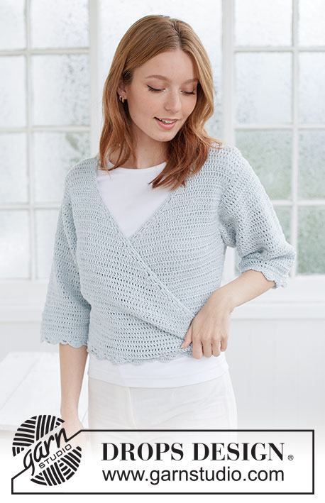Blue Country Wrap / DROPS 266-4 - Ylhäältä alas virkattu jakku DROPS Belle-langasta. Työssä on ¾-pituiset hihat, kietaisuosa, pylväitä, viuhkareunus ja solmimisnauhat. Koot XS - XXXL.