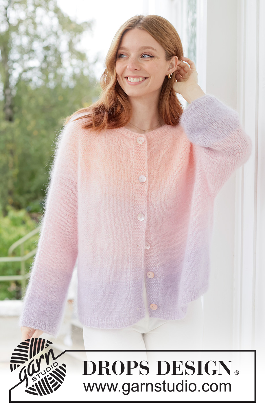 Sunset Sorbet Cardigan / DROPS 267-18 - Gilet oversize tricoté avec 3 fils DROPS Kid-Silk. Se tricote de haut en bas en jersey avec emmanchures raglan, rayures ton sur ton et I-cord. Du XS au XXXL.