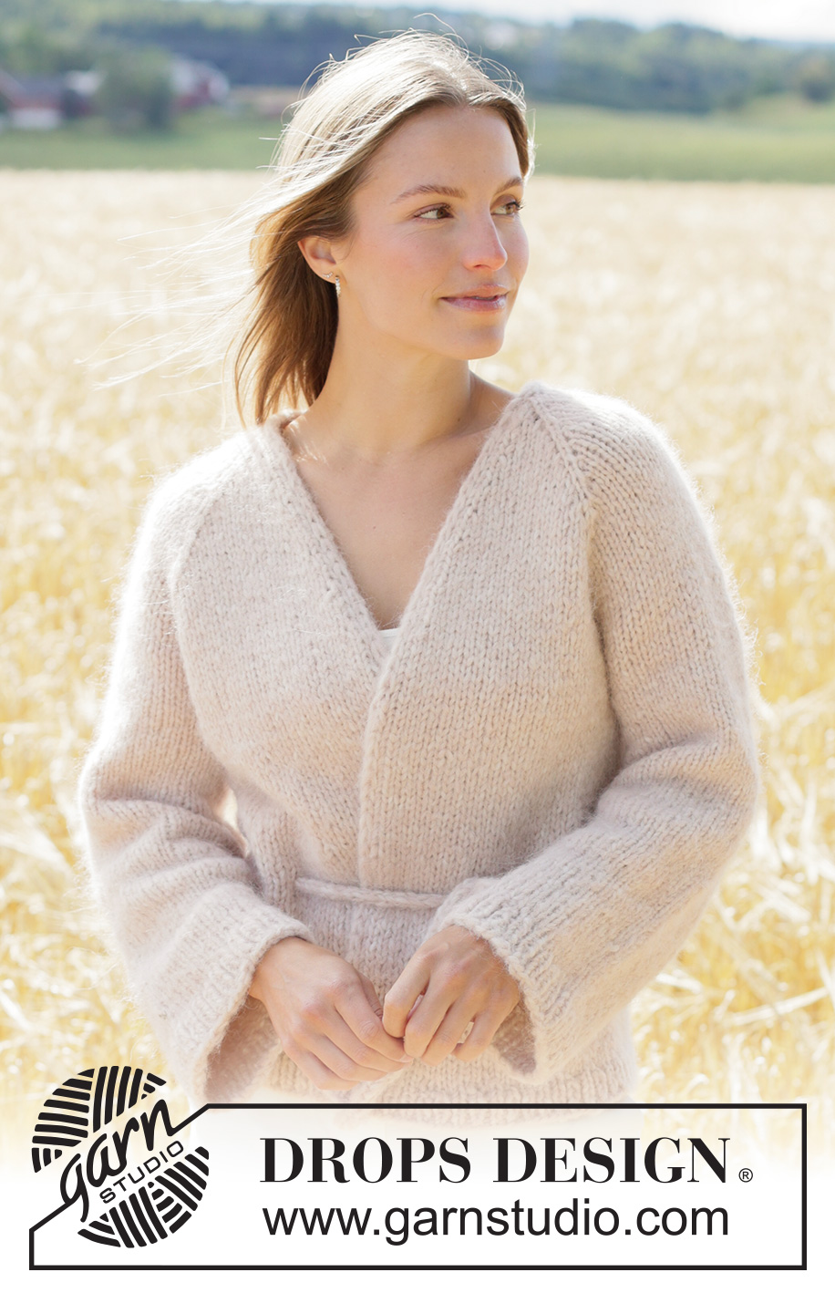 Spring Hug Wrap / DROPS 267-3 - Raglánový zavinovací svetr s dutinkou a páskem pletený shora dolů lícovým žerzejem z přízí DROPS Air a DROPS Melody. Velikosti: XS - XXXL.