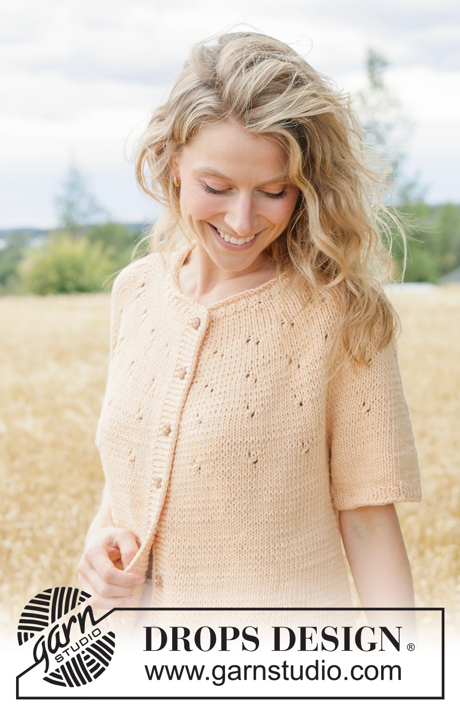 Peach Whisper Cardi / DROPS 268-21 - Chaqueta a punto con manga corta en DROPS Paris. La labor se trabaja de arriba abajo con borde enrollado, I-cord, canesú redondo y patrón de calados en el canesú. Talla XS – XXXL.