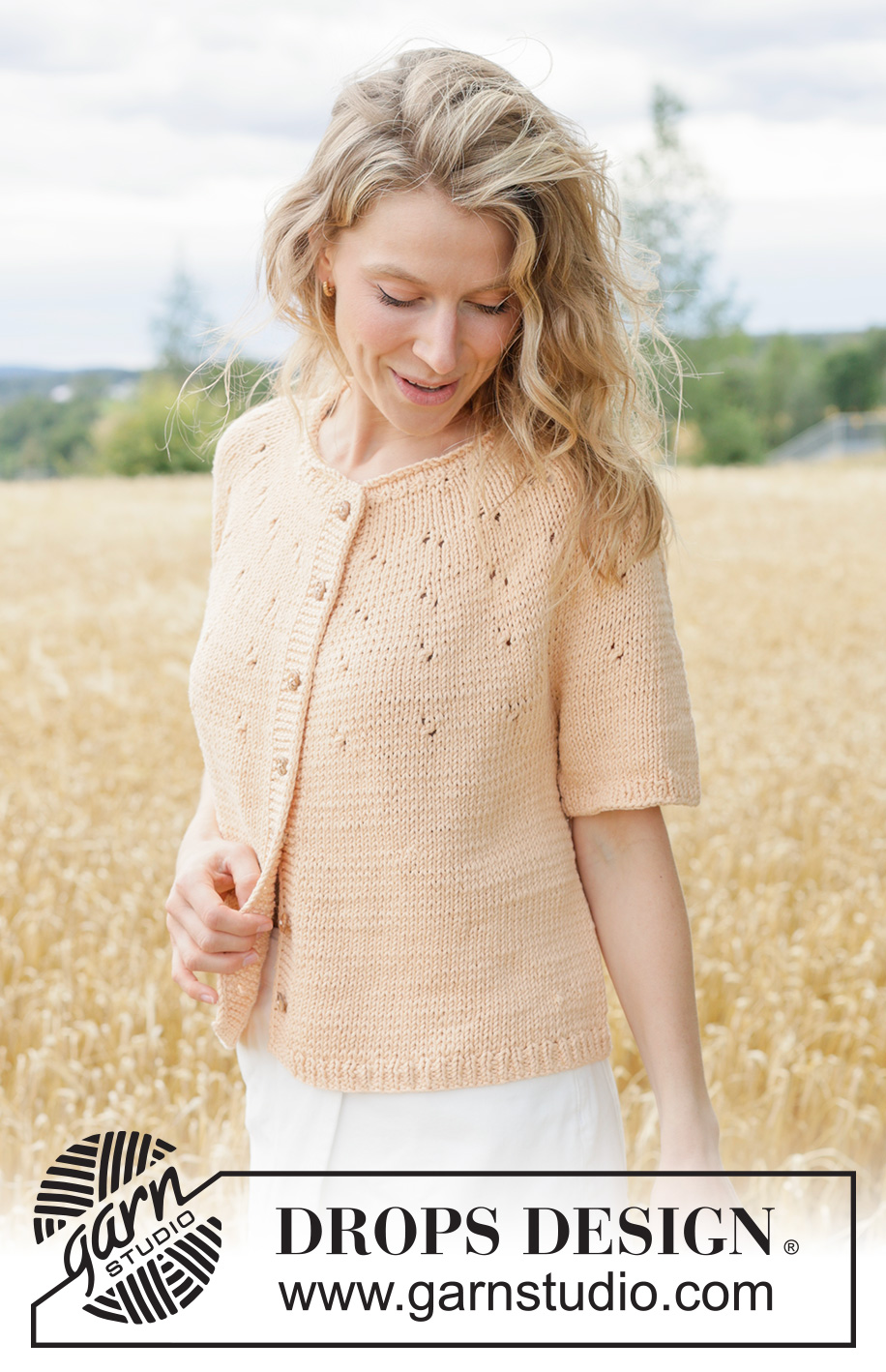 Peach Whisper Cardi / DROPS 268-21 - Chaqueta a punto con manga corta en DROPS Paris. La labor se trabaja de arriba abajo con borde enrollado, I-cord, canesú redondo y patrón de calados en el canesú. Talla XS – XXXL.