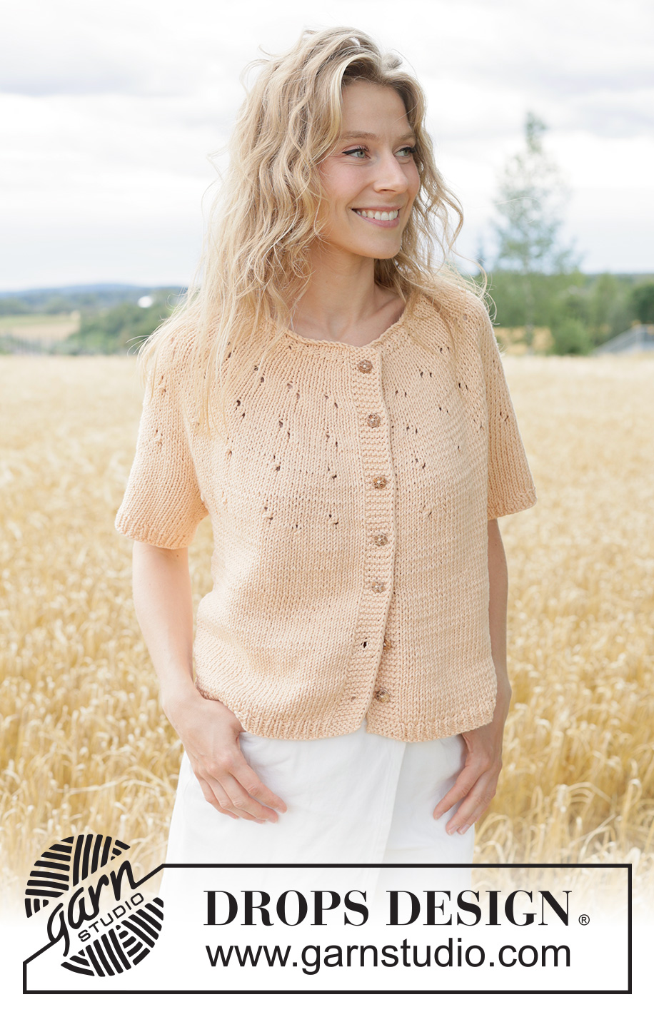 Peach Whisper Cardi / DROPS 268-21 - Chaqueta a punto con manga corta en DROPS Paris. La labor se trabaja de arriba abajo con borde enrollado, I-cord, canesú redondo y patrón de calados en el canesú. Talla XS – XXXL.