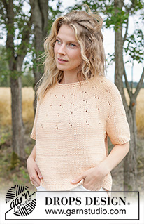 Peach Whisper Top / DROPS 268-22 - Jersey a punto con manga corta en DROPS Paris. La labor se trabaja de arriba abajo con borde enrollado, canesú redondo y patrón de calados en el canesú. Talla XS – XXXL