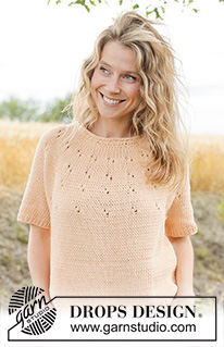 Peach Whisper Top / DROPS 268-22 - Jersey a punto con manga corta en DROPS Paris. La labor se trabaja de arriba abajo con borde enrollado, canesú redondo y patrón de calados en el canesú. Talla XS – XXXL