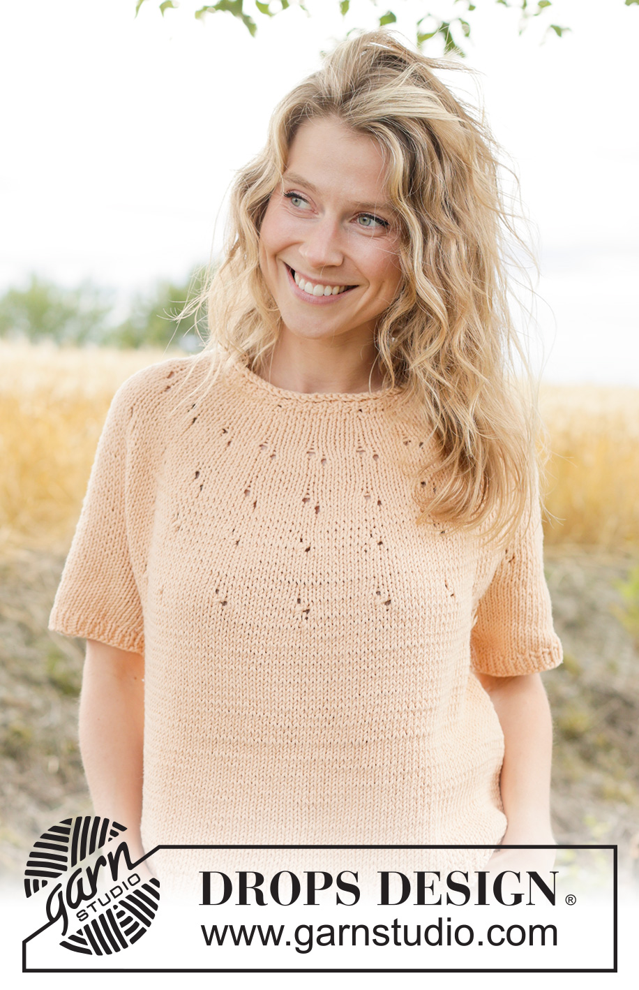 Peach Whisper Top / DROPS 268-22 - Jersey a punto con manga corta en DROPS Paris. La labor se trabaja de arriba abajo con borde enrollado, canesú redondo y patrón de calados en el canesú. Talla XS – XXXL