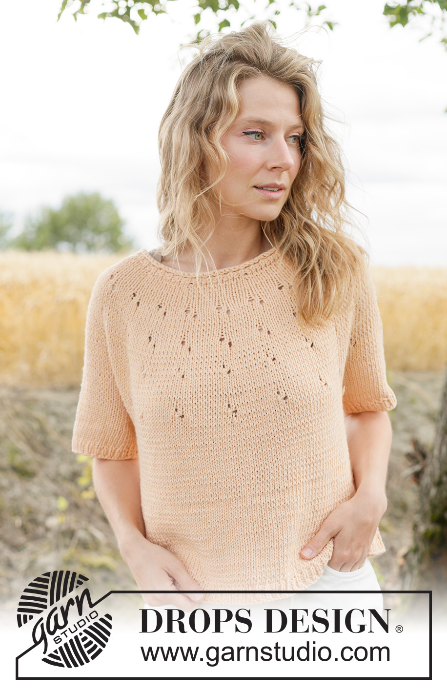 Peach Whisper Top / DROPS 268-22 - Jersey a punto con manga corta en DROPS Paris. La labor se trabaja de arriba abajo con borde enrollado, canesú redondo y patrón de calados en el canesú. Talla XS – XXXL