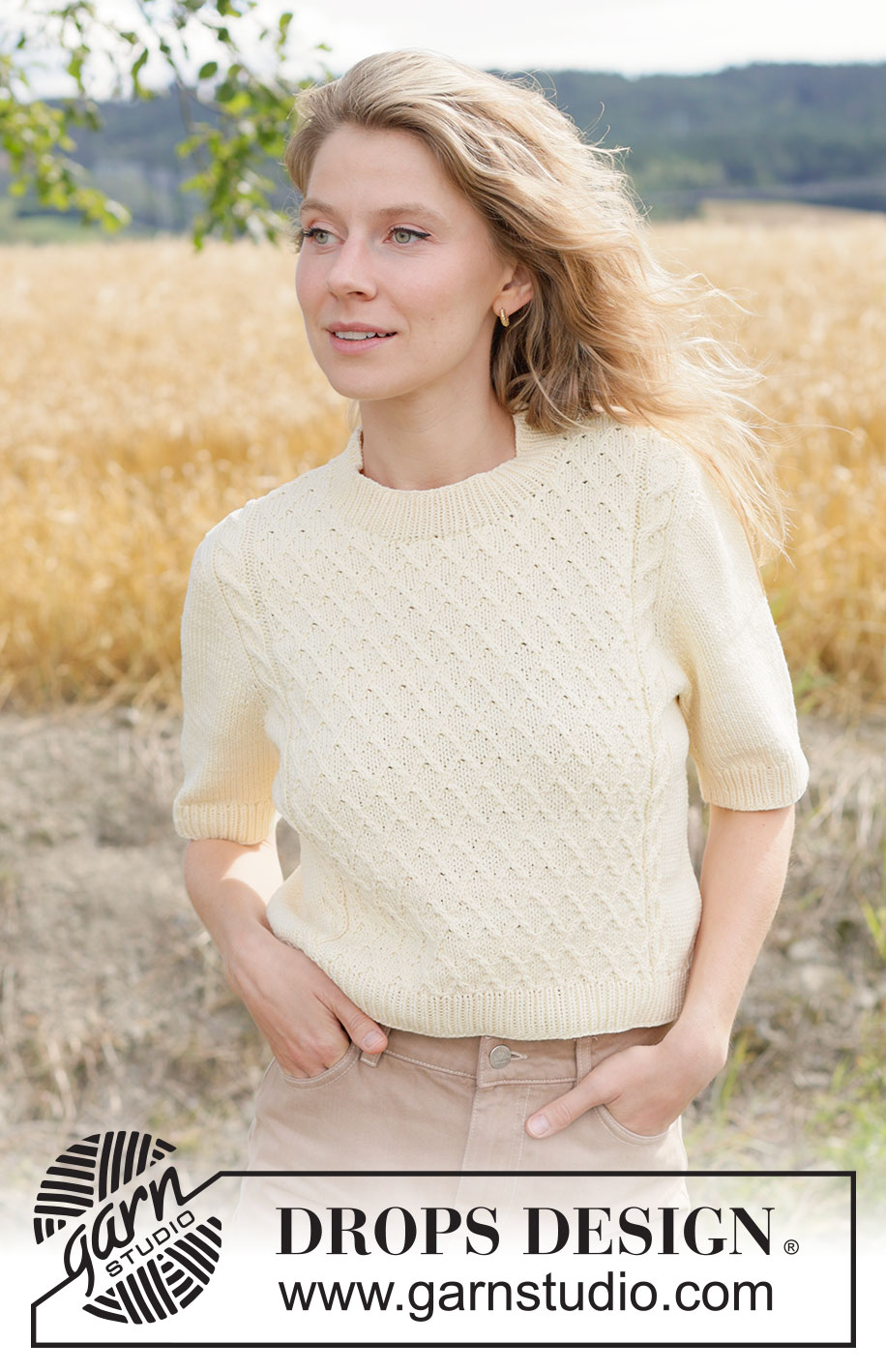 Sunlit Grid Top / DROPS 268-24 - Ylhäältä alas neulottu pusero DROPS Muskat-langasta. Työssä on lyhyet hihat, eurooppalainen kaarroke ja palmikoita. Koot XS - XXXL.