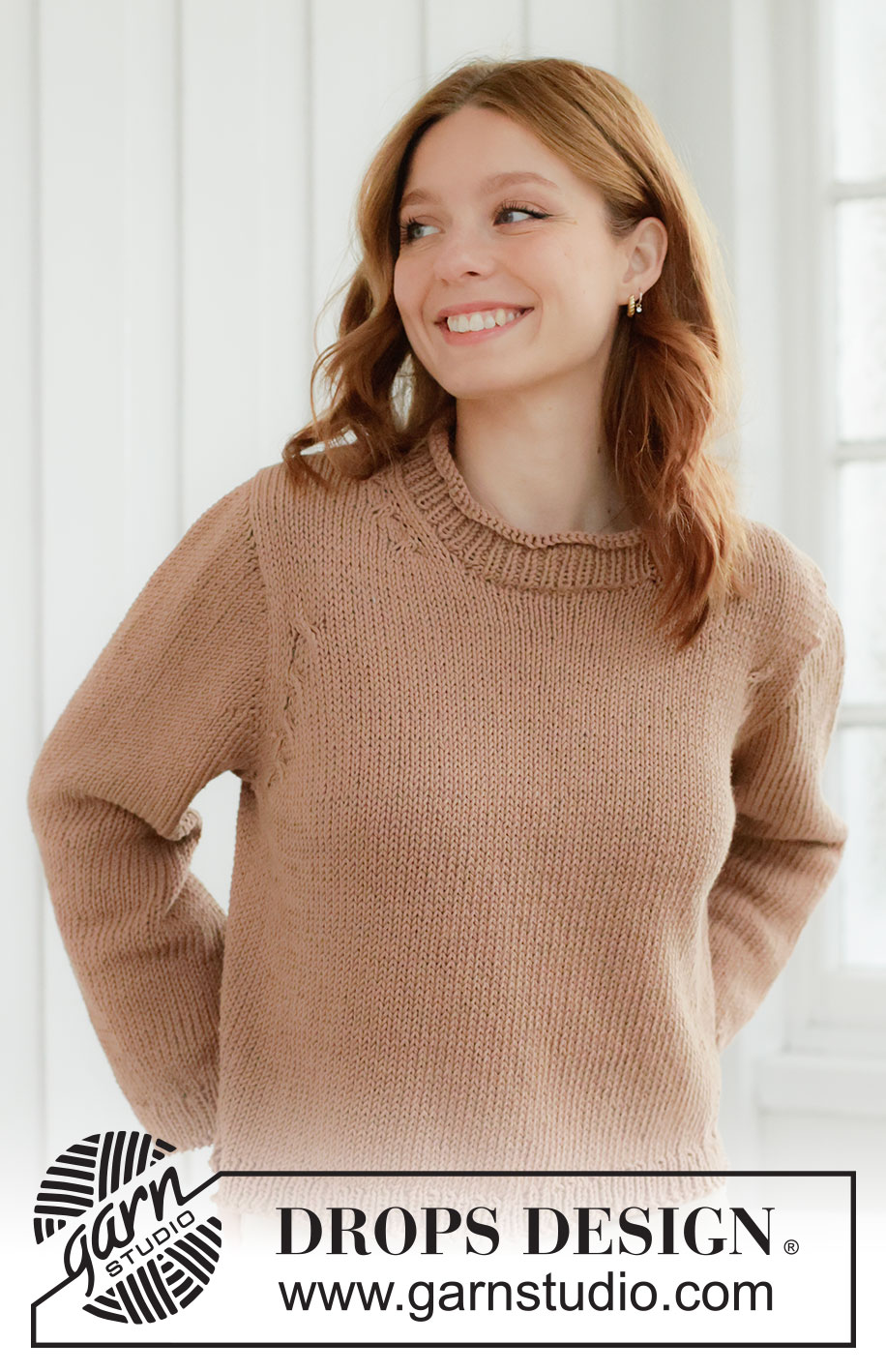 Toffee Glow Sweater / DROPS 268-27 - Ylhäältä alas neulottu pusero DROPS Paris-langasta. Työssä on sileää neuletta, eurooppalainen kaarroke, pieniä palmikoita ja rullareunus. Koot XS - XXXL.