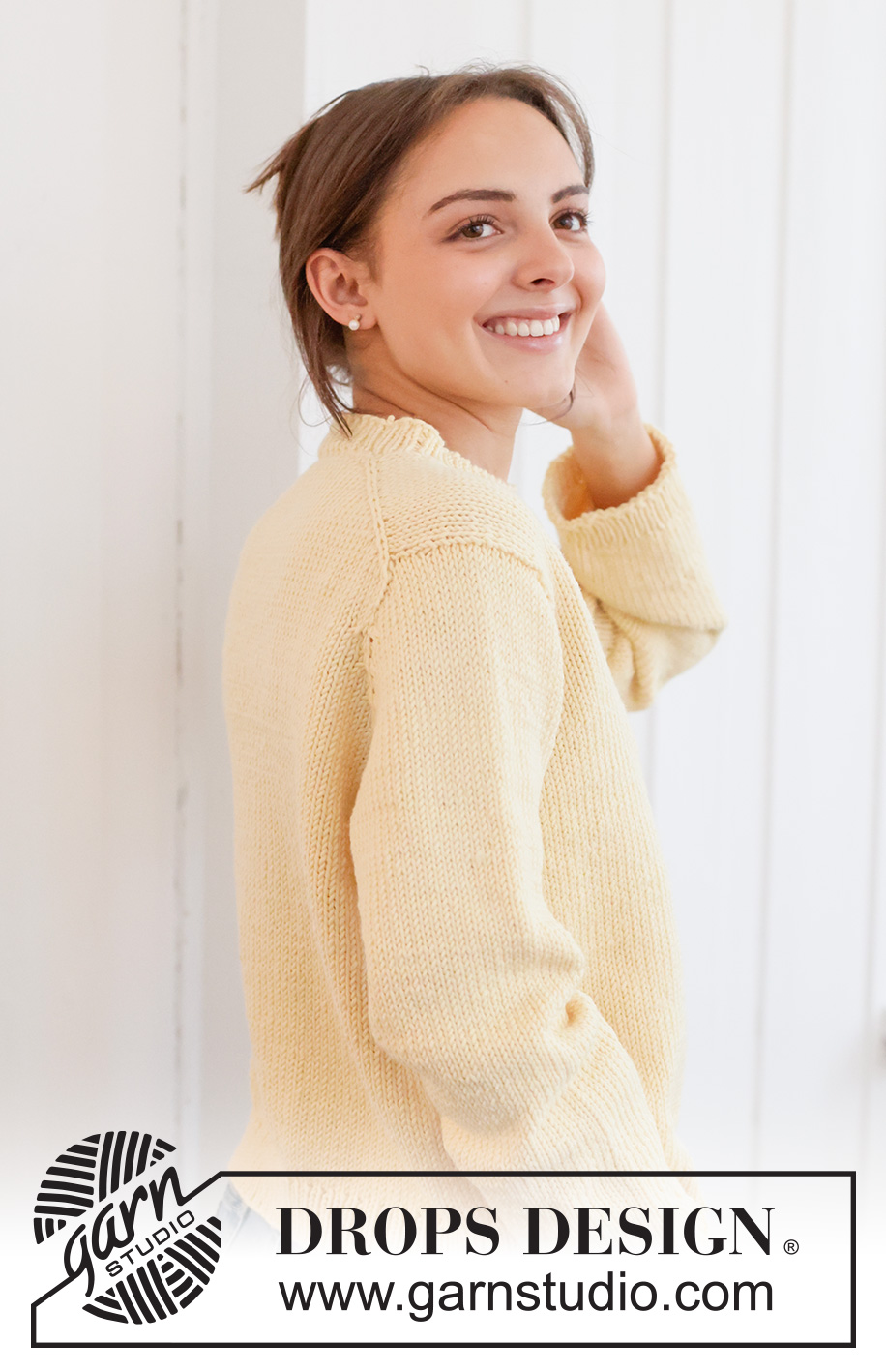 Shy Daffodil Sweater / DROPS 268-29 - Ylhäältä alas neulottu pusero DROPS Big Merino -langasta. Työssä on sileää neuletta, eurooppalainen kaarroke ja pieniä palmikoita. Koot XS - XXXL.