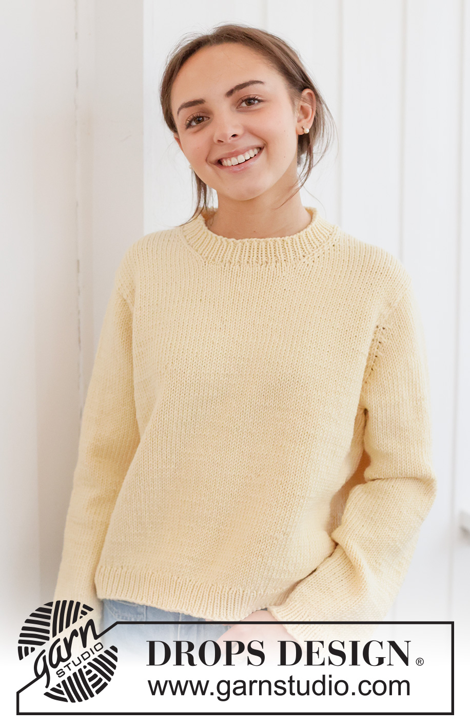 Shy Daffodil Sweater / DROPS 268-29 - Ylhäältä alas neulottu pusero DROPS Big Merino -langasta. Työssä on sileää neuletta, eurooppalainen kaarroke ja pieniä palmikoita. Koot XS - XXXL.