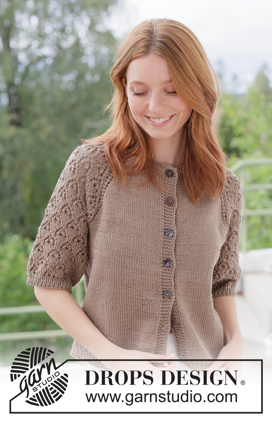 Tea Time Lace Cardi / DROPS 268-9 - Kötött kardigán DROPS Muskat fonalból. A darabot fentről lefelé irányban készítjük, raglán szabásvonallal, csipkemintával, zsinórkötéssel és rövid ujjakkal Méret: XS - XXXL