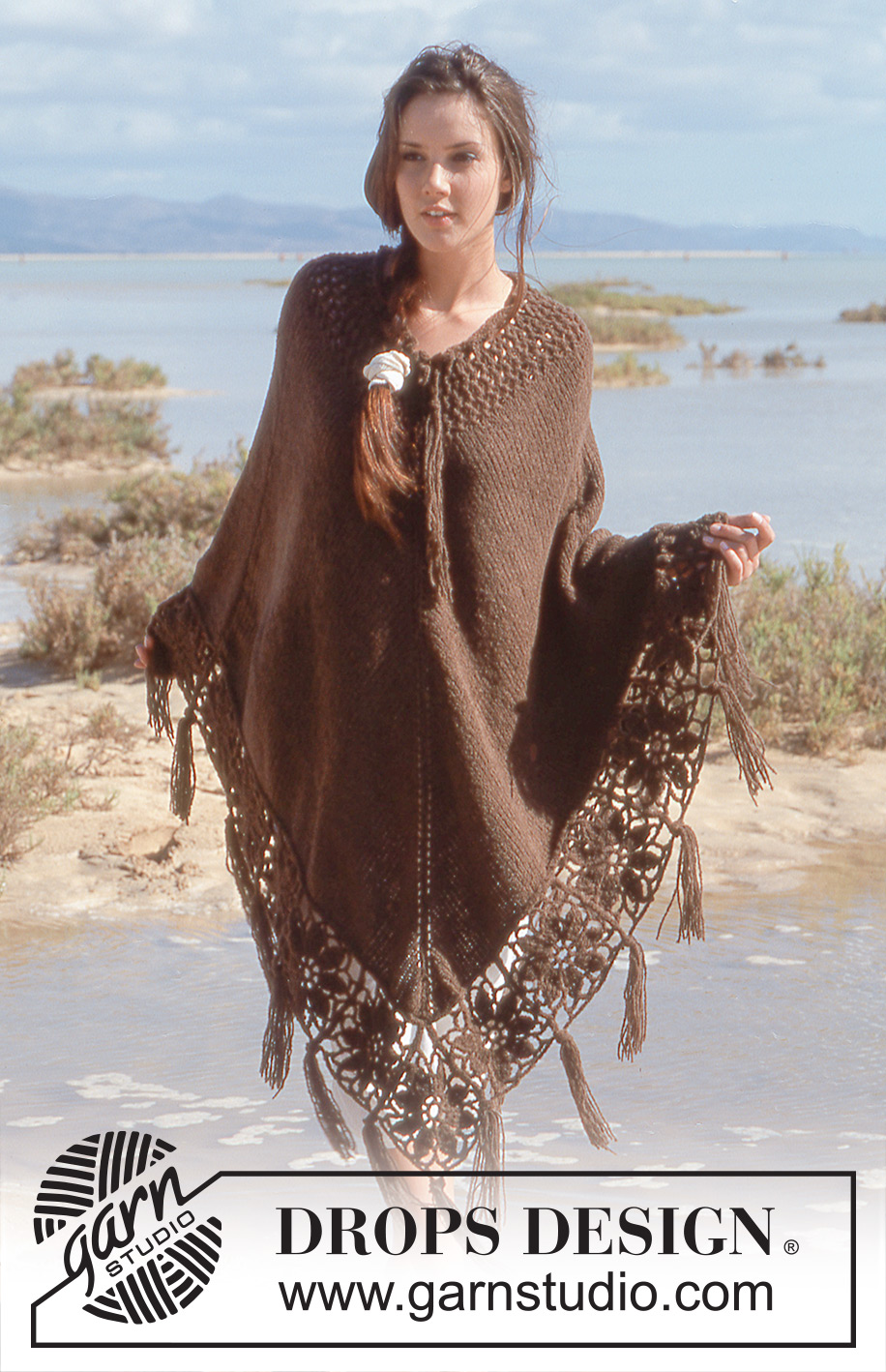 Moondance / DROPS 64-23 - Hapsullinen DROPS poncho virkatuilla kukkaruuduilla ”Ull-Bouclè” -langasta