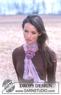 DROPS 93-10 - Scarf in Vivaldi with crocheted rose in Snow