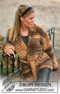 DROPS 97-12 - Cardigan de punto DROPS con cinturón en “Inka”. Talla S – XXL.