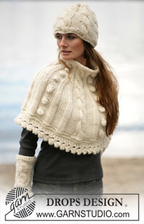 DROPS 98-37 - DROPS poncho, pulsvärmare och mössa med flätmönster i ”Snow”. Stl S-XXL 