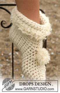 Pom Pom Adore Slippers / DROPS 98-7 - DROPS Crochet slippers in Snow 