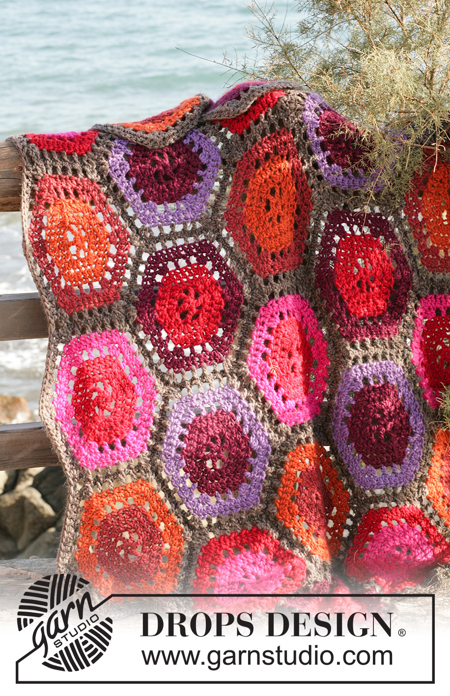 Pineapple Fire / DROPS 99-31 - DROPS Crochet blanket in ”Snow” made of 6-edged panels