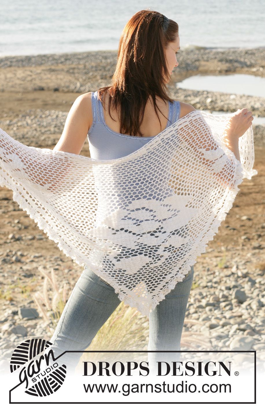Bed of Roses / DROPS 99-6 - DROPS Gehaakte omslagdoek met rozenmotief van “Alpaca”