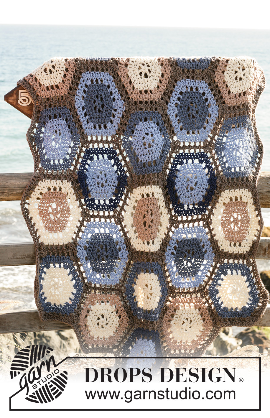 Sand And Sea / DROPS 99-7 - DROPS Crochet blanket in ”Snow” made of 6-edged panels