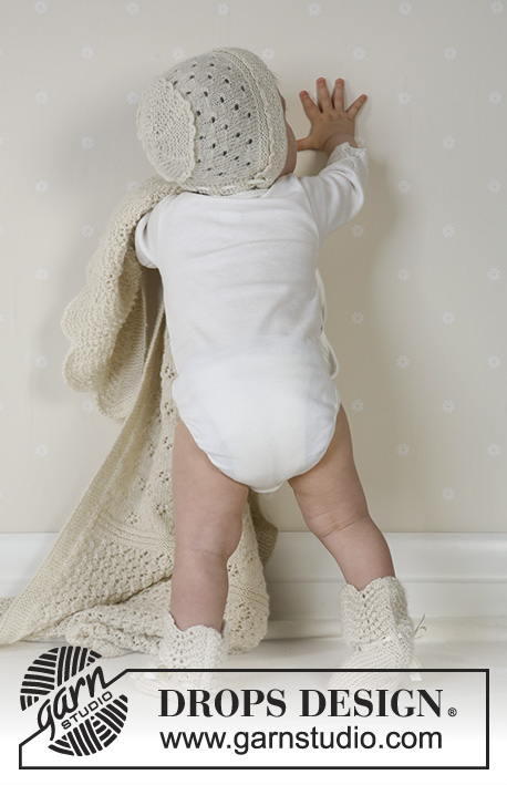 Snow Baby / DROPS Baby 13-18 - Dit DROPS setje bestaat uit: vestje met ronde pas, broek, mutsje, sokken, dekentje, bal en rammelaar.