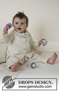 Snow Baby / DROPS Baby 13-18 - Dit DROPS setje bestaat uit: vestje met ronde pas, broek, mutsje, sokken, dekentje, bal en rammelaar.