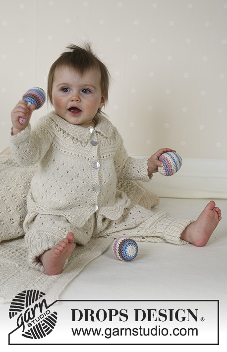 Snow Baby / DROPS Baby 13-18 - Dit DROPS setje bestaat uit: vestje met ronde pas, broek, mutsje, sokken, dekentje, bal en rammelaar.