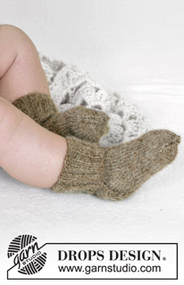 Winter Snuggles Set / DROPS Baby 13-5 - Strikket sett med setesdalskofte, bukse, lue, votter og sokker til baby og barn i DROPS Alpaca. Størrelse 1 mnd - 4 år.