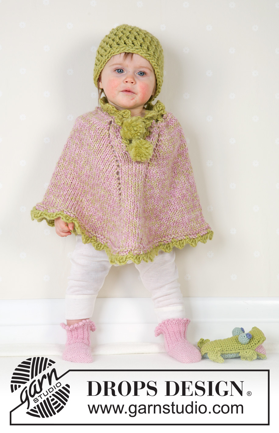 Little Sprout / DROPS Baby 14-1 - Stickad poncho med garnbollar och sockar i DROPS Alpaca, virkad mössa i DROPS Snow till baby och barn. Storlek 1 månad till 4 år.