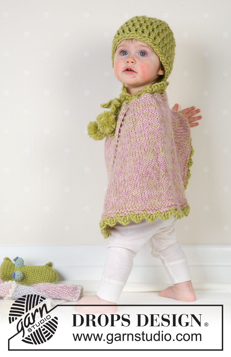 Little Sprout / DROPS Baby 14-1 - Stickad poncho med garnbollar och sockar i DROPS Alpaca, virkad mössa i DROPS Snow till baby och barn. Storlek 1 månad till 4 år.
