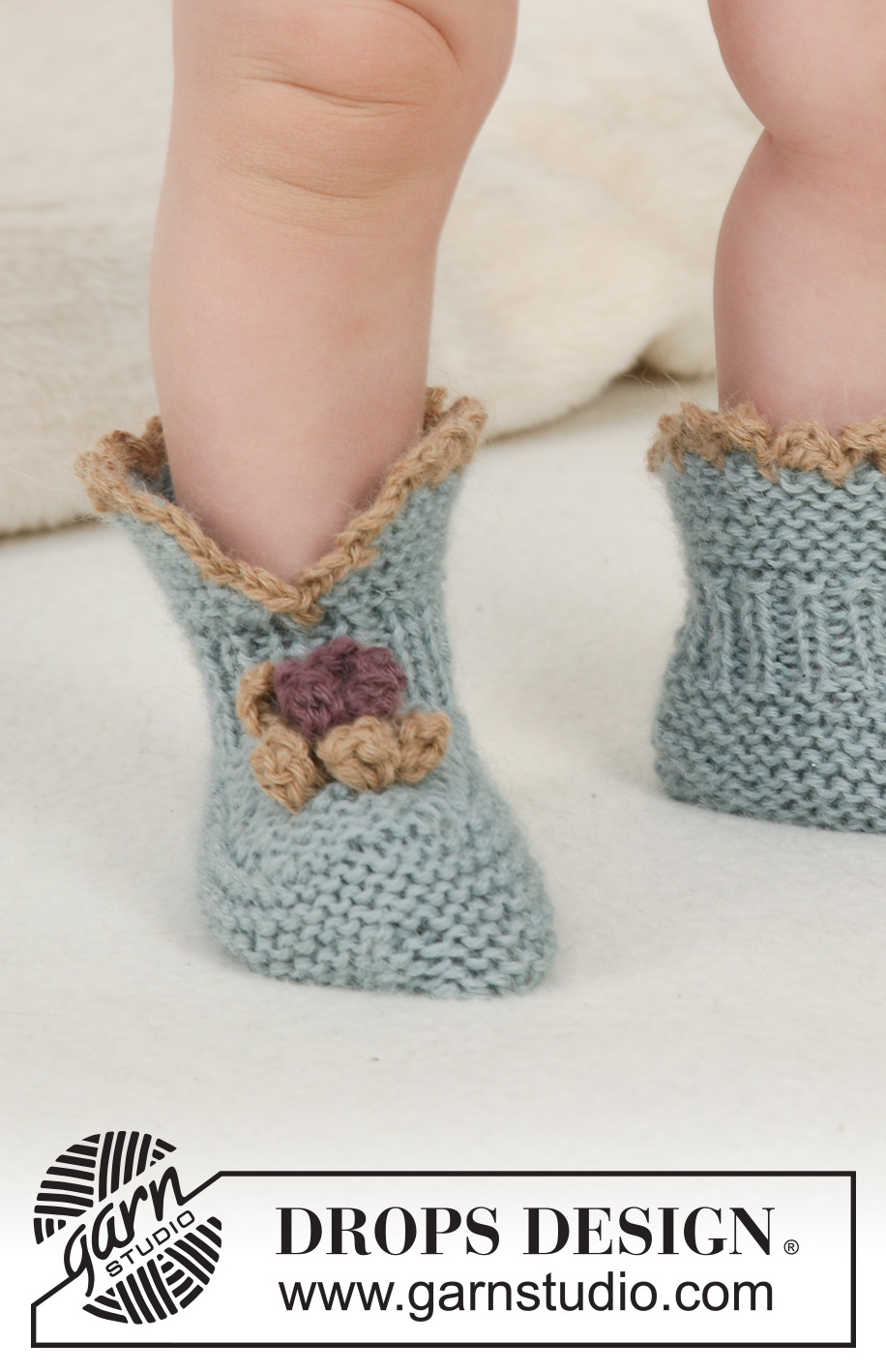 Tiptoe Tulip / DROPS Baby 14-11 - Rillestrikkede tøfler med blomst til baby og barn i DROPS Alpaca. Størrelser fra 1 måned til 4 år.