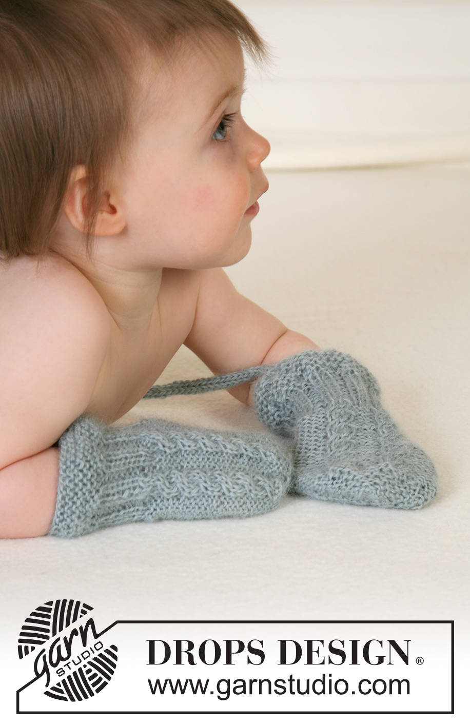 Cabled Crawlers / DROPS Baby 14-18 - Strikkede votter med fletter tli baby og barn i DROPS Alpaca. Størrelser fra 1 måned til 4 år.