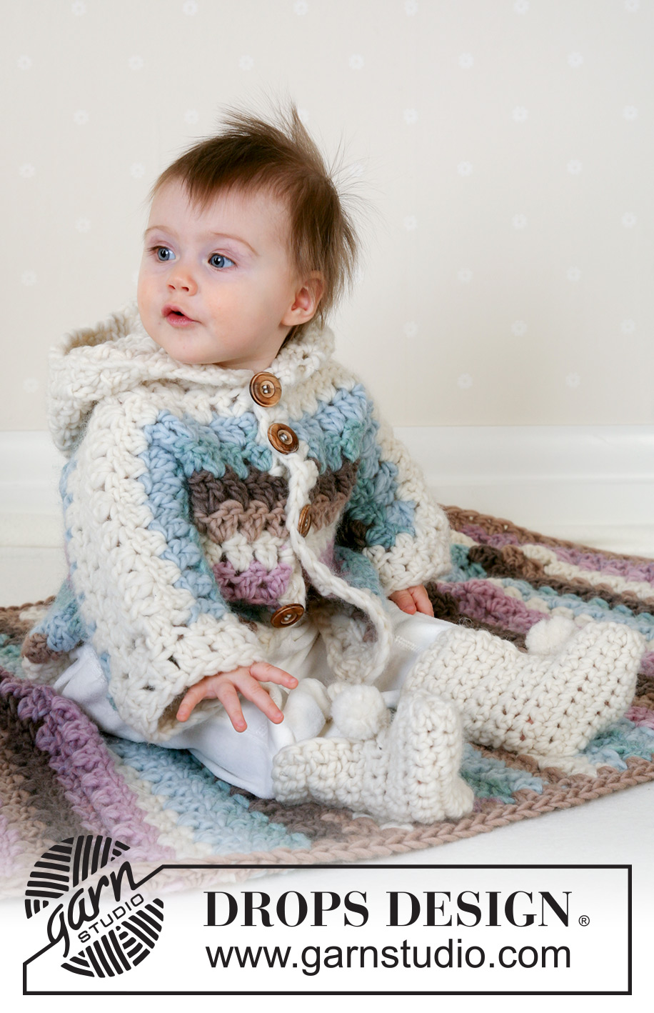 Cozy Cuddle Jacket / DROPS Baby 14-25 - Hekluð peysa fyrir börn með röndum og tátiljur úr DROPS Snow. Stærð 1 mán - 4 ára.