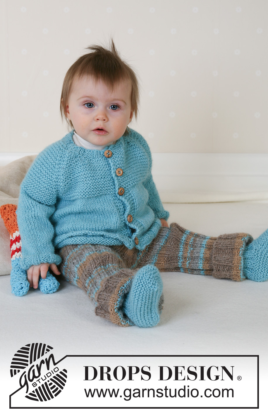 Little Sea Man / DROPS Baby 14-29 - Completo formato da cardigan con raglan, pantaloni a coste a strisce e pantofole lavorati ai ferri in DROPS Alpaca. Taglie per neonati e bambini, da 1 mese a 4 anni.
