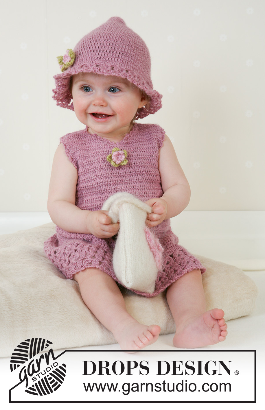 Little Miss Berry / DROPS Baby 14-4 - Virkad klänning och sommarhatt till baby och barn i DROPS Alpaca. Stickad och tovad väska i DROPS Alaska. Storlek 1 månad till 4 år.