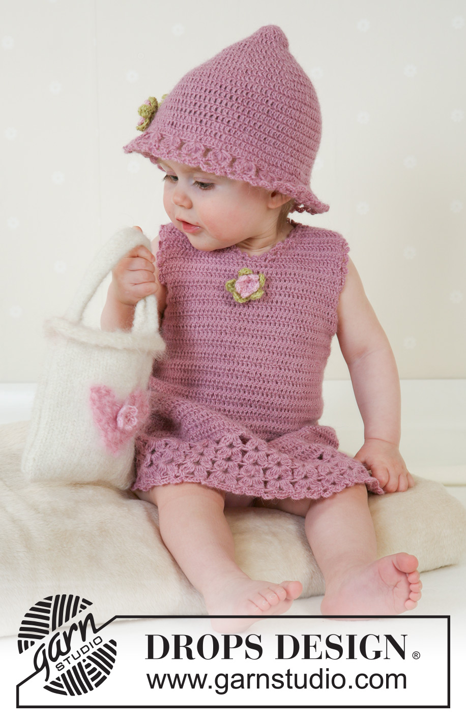 Little Miss Berry / DROPS Baby 14-4 - Virkad klänning och sommarhatt till baby och barn i DROPS Alpaca. Stickad och tovad väska i DROPS Alaska. Storlek 1 månad till 4 år.