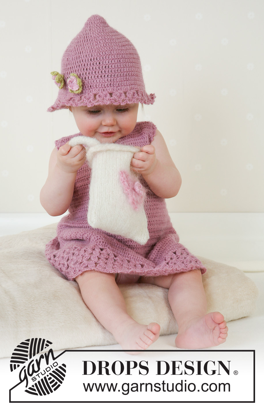 Little Miss Berry / DROPS Baby 14-4 - Virkad klänning och sommarhatt till baby och barn i DROPS Alpaca. Stickad och tovad väska i DROPS Alaska. Storlek 1 månad till 4 år.