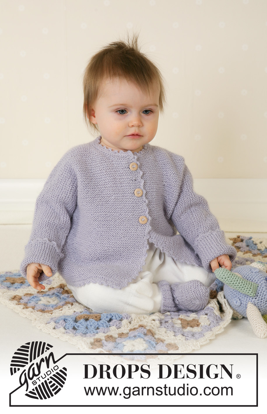 Little Fiona / DROPS Baby 14-6 - Knitted jacket with seamless sleeves and socks in garter stitch in DROPS Alpaca.  Sizes for baby and children, 1 month to 4 years.